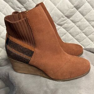 Toms Sadie Zip Stretch Ankle Wedge Bootie Rust Suede Plaid Women’s size 8